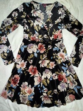 Grevercyte Black Floral Long-Sleeve V-Neck Skater Dress